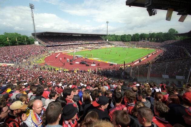 Fans von Eintracht Frankfurt im Frankfurter Waldstadion