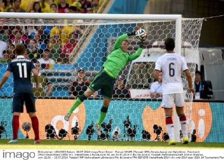 Manuel NEUER (Torwart GER),Parade,faengt den Ball,Aktion. Frankreich (FRA)-Deutschland (GER) 0-1. Viertelfinale,3.Runde,Spiel 58, am 04.07.2014 in Rio De Janeiro. Fussball Weltmeisterschaft 2014 in Brasilien vom 12.06. - 13.07.2014.