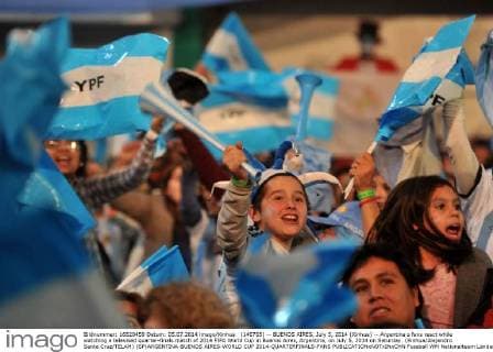 (140705) -- BUENOS AIRES, July 5, 2014 (Xinhua) -- Argentina s fans react while watching a televised quarter-finals match of 2014 FIFA World Cup in Buenos Aires, Argentina, on July 5, 2014 on Saturday. (Xinhua Alejandro Santa Cruz TELAM) (SP)ARGENTINA-BUENOS AIRES-WORLD CUP 2014-QUARTERFINALS-FANS 