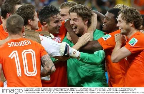 (140705) -- SALVADOR, July 5, 2014 (Xinhua) -- Netherlands Tim Krul (3rd R) and his teammates celebrate after winning a quarter-finals match between Netherlands and Costa Rica of 2014 FIFA World Cup at the Arena Fonte Nova Stadium in Salvador, Brazil, on July 5, 2014. Netherlands won 4-3 on penalties over Costa Rica after a 0-0 tie and qualified for semi-finals on Saturday. (Xinhua Cao Can)(pcy) (EDITOR CHOICE)(SP)BRAZIL-SALVADOR-WORLD CUP 2014-QUARTERFINALS-NETHERLANDS VS COSTA RICA 