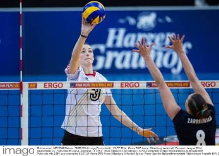 06.07.2014, Kleine EWE Arena, Oldenburg Volleyball, European League 2014, Deutschland vs. Polen Angriff Louisa Lippmann ( 3 GER) - Block Katarzyna Zaroslinska ( 8 POL)