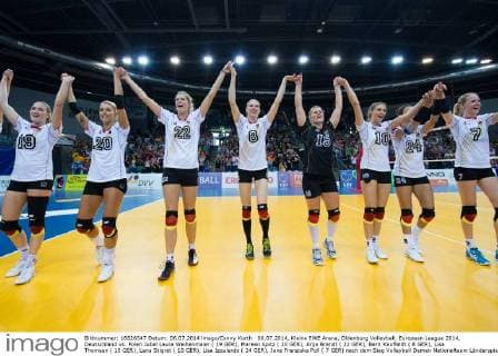06.07.2014, Kleine EWE Arena, Oldenburg Volleyball, European League 2014, Deutschland vs. Polen Jubel Laura Weihenmaier ( 19 GER), Mareen Apitz ( 20 GER), Anja Brandt ( 22 GER), Berit Kauffeldt ( 8 GER), Lisa Thomsen ( 15 GER), Lena Stigrot ( 10 GER), Lisa Izquierdo ( 24 GER), Jana Franziska Poll ( 7 GER) nach dem Sieg