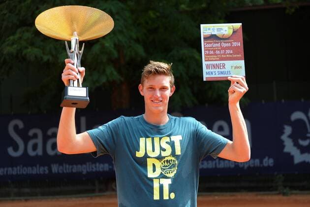 Nicolas Jarry, CHI, gewinnt die Saarland-open mit 6:4-4:6-6:4, der strahlende Sieger reckt den Pokal in die Hoehe, 06.07.14, Tennis, ITF Herren Weltranglistenturnier, Saarlouis, Hauptfeld, Finale