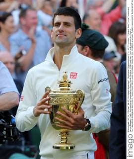 Wimbledon Championships 2014, AELTC,London, ITF Grand Slam Tennis Tournament, Herren Endspiel,Finale, Siegerehrung,Praesentation,Sieger Novak Djokovic (SRB) haelt den Pokal und verlaesst den Centre Court,Einzelbild,Halbkoerper,Hochformat,