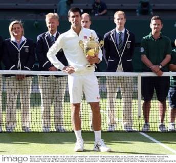 Wimbledon Championships 2014, AELTC,London, ITF Grand Slam Tennis Tournament, Herren Endspiel,Finale, Siegerehrung,Praesentation,Sieger Novak Djokovic (SRB) mit Pokal,Ganzkoerper,Hochformat,