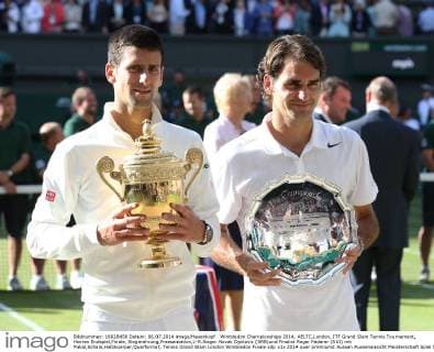 Wimbledon Championships 2014, AELTC,London, ITF Grand Slam Tennis Tournament, Herren Endspiel,Finale, Siegerehrung,Praesentation,L-R.Sieger Novak Djokovic (SRB)und Finalist Roger Federer (SUI) mit Pokal,Schale,Halbkoerper,Querformat,