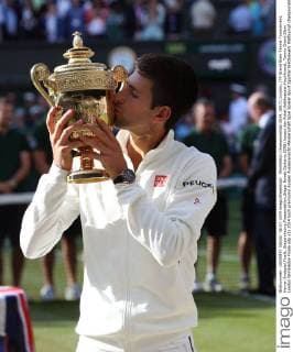 Wimbledon Championships 2014, AELTC,London, ITF Grand Slam Tennis Tournament, Herren Endspiel,Finale, Siegerehrung,Praesentation,Sieger Novak Djokovic (SRB) kuesst den Pokal,Halbkoerper,Hochformat,