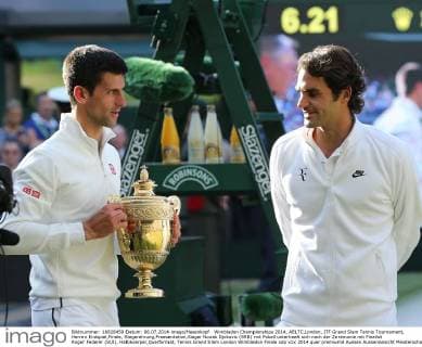 Wimbledon Championships 2014, AELTC,London, ITF Grand Slam Tennis Tournament, Herren Endspiel,Finale, Siegerehrung,Praesentation,Sieger Novak Djokovic (SRB) mit Pokall unterhaelt sich nach der Zeremonie mit Finalist Roger Federer (SUI), Halbkoerper,Querformat,