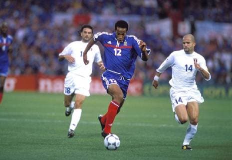HENRY Thierry Team Frankreich mit DI BAGIO Luigi UEFA Fussball Europameisterschaften in Holland und Belgien FINALE Frankreich - Italien in Rotterdam 2 : 1 nach Verlaengerung am 02. Juli 2000 in Rotterdam 