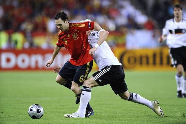 INIESTA Andres und SCHWEINSTEIGER Bastian UEFA Fussball Europameisterschaften 2008 in der Schweiz und Oesterreich. Finale in Wien im Ernst Happel Stadion Deutschland-Spanien 0:1 