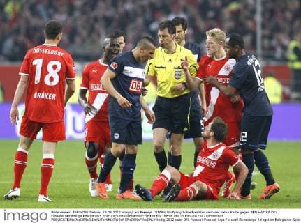 STARK Wolfgang Schiedsrichter nach der roten Karte gegen BEN HATIRA DFL Fussball Bundesliga Relegations Spiel Fortuna Duesseldorf-Hertha BSC Berlin am 15.Mai 2012 in Duesseldorf 