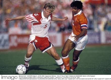 GULLIT Ruud Team Holland mit ANDERSEN Henrik UEFA Fussball Europameisterschaften 1992 in Schweden Halbfinale Holland - Daenemark in Goeteborg am 22.06. 1992 
