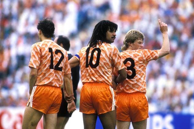 Fußball, EM Finale 1988 in München, Niederlande - Sowjetunion 2:0 GULLIT Ruud Kapitaen Team Holland mit VAN BASTEN Marco und KOEMAN Erwin UEFA Fussball Europameisterschaften 1988 in Deutschland Finale Holland-Russland in Muenchen am 25.Juni 1988 im Olympiastadion 