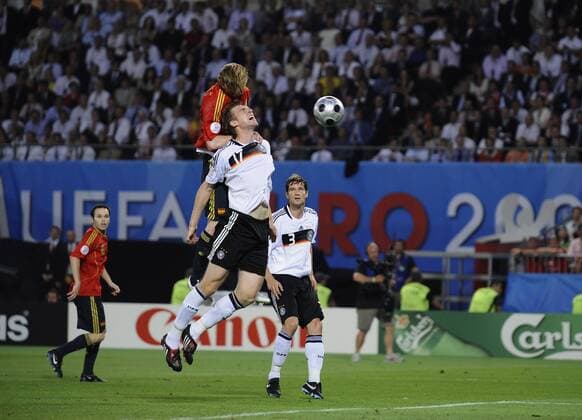 MERTESACKER PerTeam Deutschland und TORRES Fernando UEFA Fussball Europameisterschaften 2008 in der Schweiz und Oesterreich. Finale in Wien im Ernst Happel Stadion Deutschland-Spanien 0:1 