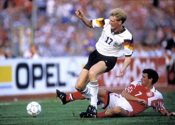Fußball, EM Finale 1992 in Göteborg, Dänemark - Deutschland 2:0 EFFENBERG Stefan Team Deutschland mit JENSEN John UEFA Fussball Europameisterschaften 1992 in Schweden Finale Daenemark-Deutschland in Goeteborg 2 : 0 am 26.06 1992 