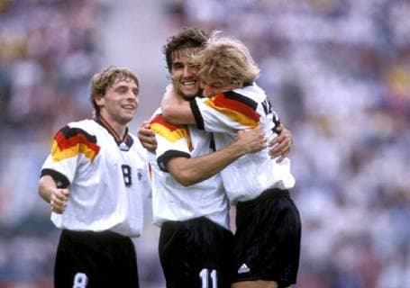 RIEDLE Karlheinz Team Deutschland jubelt mit KLINSMANN Juergen nach seinem Tor UEFA Fussball Europameisterschaften 1992 in Schweden Halbfinale Deutschland-Schweden in Stockholm am 21.06.1992 