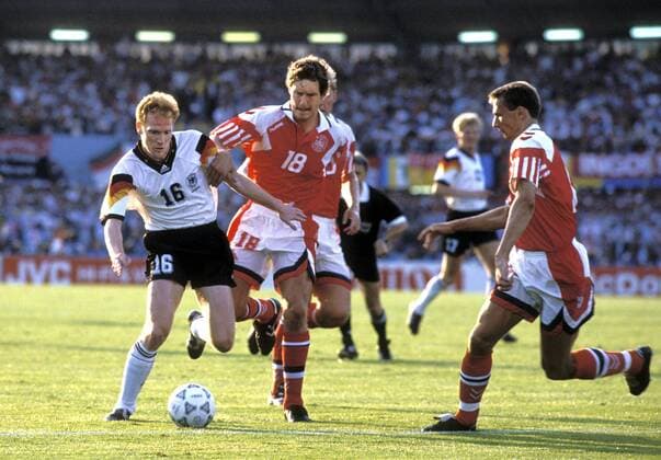 Fußball, EM Finale 1992 in Göteborg, Dänemark - Deutschland 2:0 SAMMER Matthias Team Deutschland mit VILFORT Kim UEFA Fussball Europameisterschaften 1992 in Schweden Finale Daenemark-Deutschland in Goeteborg 2 : 0 am 26.06.1992 