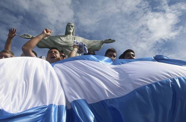 2014 FIFA World Cup - Argentinische Fans vor der Cristo Redentor Statue - Rio de Janeiro -