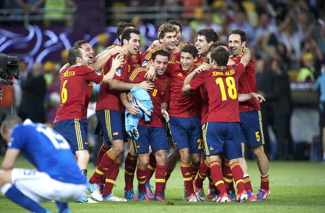 XAVI Hernandez Team Spanien Schlussjubel um XAVI TEAM SPANIEN EUROPAMEISTER 2012 UEFA Fussball Europameisterschaften 2012 in Polen und der Ukraine FINALE Spiel Nr.31 Italien-Spanien 0 : 4 am 01.Juli 2012 in Kiev 