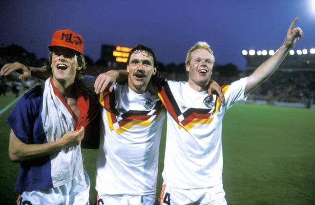 KOEMAN Ronald (rechts) Team Holland mit Bruder Erwin (links) und WOUTERS Jan UEFA Fussball Europameisterschaften 1988 in Deutschland Halbfinale Deutschland-Holland in Hamburg am 21.Juni 1988 
