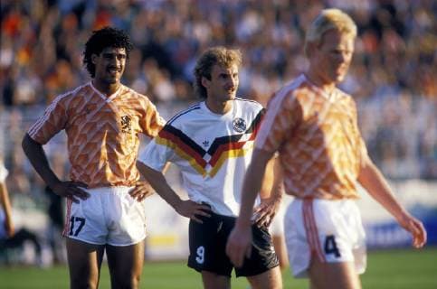IMAGO Iconic Moments, Fußball VOELLER Rudi Team Deutschland mit RIJKAARD Frank und KOEMAN Ronald UEFA Fussball Europameisterschaften 1988 in Deutschland Halbfinale Deutschland-Holland in Hamburg am 21.Juni 1988 