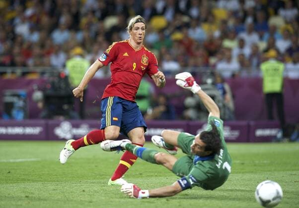 TORRES Fernando Team Spanien schiesst das 3 : 0 gegen BUFFON TEAM SPANIEN EUROPAMEISTER 2012 UEFA Fussball Europameisterschaften 2012 in Polen und der Ukraine FINALE Spiel Nr.31 Italien-Spanien 0 : 4 am 01.Juli 2012 in Kiev 