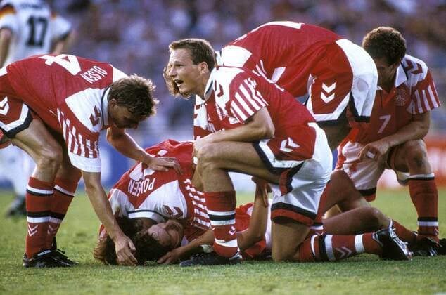 Fußball, EM Finale 1992 in Göteborg, Dänemark - Deutschland 2:0 VILFORT Kim TEAM DAENEMARK EUROPAMISTER 1992 Jubel um den Torschuetzen VILFORT nach seinem 2 : 0 UEFA Fussball Europameisterschaften 1992 in Schweden Finale Daenemark-Deutschland in Goeteborg 2 : 0 am 26.06.1992 