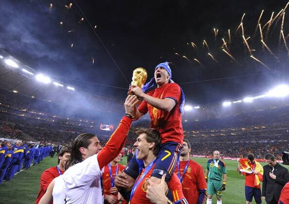 VILLA David und SERGIO RAMOS Team Spanien jubelt nach dem Sieg mit Weltpokal FIFA Fussball Weltmeisterschaft 2010 in Sued Afrika Finale Holland-Spanien in Johannesburg im Soccer City Stadion am 11.07.2010 