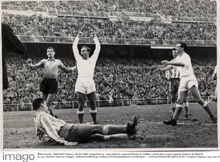 Real Madrid s player Alfredo Di Stefano celebrates a goal against Atletico de Madrid during 1954 55 Spanish League. xARCHIVOxMARCAx  - !AUFNAHMEDATUM GESCHÄTZT!