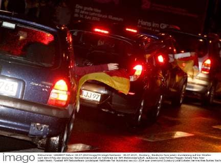 08.07.2014 , Duisburg , Deutsche Fans jubeln stundenlang auf den Straßen nach dem Erfolg der deutschen Nationalmannschaft im Halbfinale der WM Weltmeisterschaft. Autokorso Jubel Fahnen Flaggen Schals Fans Feier jubeln feiern.
