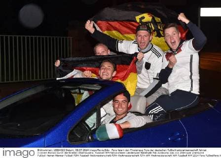 Fans feiern den Finaleinzug Fans der deutschen Fußballnationalmannschaft fahren in einem Konvoi durch die Straßen Oberhausens.