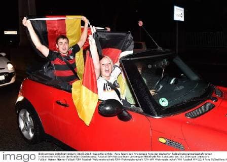 Fans feiern den Finaleinzug Fans der deutschen Fußballnationalmannschaft fahren in einem Konvoi durch die Straßen Oberhausens.