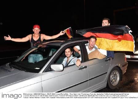 Fans feiern den Finaleinzug Fans der deutschen Fußballnationalmannschaft fahren in einem Konvoi durch die Straßen Oberhausens.