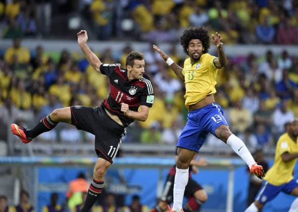 08.07.2014, Fussball WM 2014 in Brasilien, Halbfinale, Brasilien - Deutschland, im Estadio Mineirao, Belo Horizonte. v.l. Miroslav Klose (Deutschland) gegen Dante (Brasilien) 