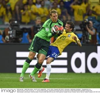 08.07.2014, Fussball WM 2014 in Brasilien, Halbfinale, Brasilien - Deutschland, im Estadio Mineirao, Belo Horizonte. v.l. Torwart Manuel Neuer (Deutschland) gegen Bernard (Brasilien) 