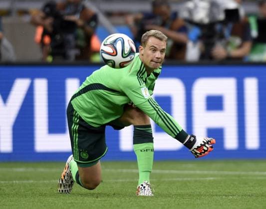08.07.2014, Fussball WM 2014 in Brasilien, Halbfinale, Brasilien - Deutschland, im Estadio Mineirao, Belo Horizonte. Torwart Manuel Neuer (Deutschland) wirft den Ball nach draussen. 