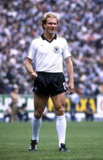 RUMMENIGGE Karl Heinz Kapitaen der DFB Auswahl FIFA Fussball Weltmeisterschaften 1982 in Spanien Vorrundenspiel Deutschland - Oesterreich in Gijon am 25.06.1982 
