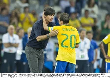 BERNARD (BRA) rechts, umarmt Trainer Bundestrainer Joachim Jogi LOEW (LÖW) (GER)), Umarmung, freundschaftliche Geste, Brasilien BRA - Deutschland GER 1:7, Halbfinale am 08.07.2014 in Belo Horizonte, Fussball Weltmeisterschaft 2014 in Brasilien vom 12.06. - 13.07.2014.