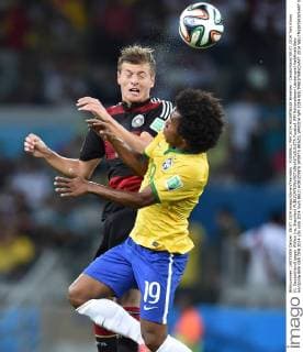 FUSSBALL WM 2014 HALBFINALE Brasilien - Deutschland 08.07.2014 Toni Kroos (li, Deutschland) gegen Willian (re, Brasilien)