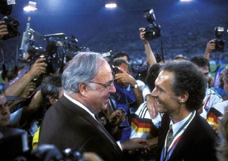 BECKENBAUER Franz Trainer Team Deutschland mit Bundeskanzler KOHL Helmuth nach dem Sieg FIFA Fussball Weltmeisterschaften 1990 in Italien Finale Deutschland-Argentinien 1 : 0 am 08.07.1990 