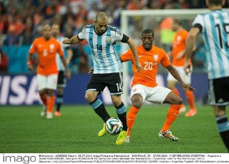 SAO PAULO, SP - 07 09 2014: X NETHERLANDS ARGENTINA - Argentina s Javier MASCHERANO, Georginio WIJNALDUM Hol during the match between Nen Netherlands v Argentina, valid for the World Cup, held in Itaquerao. ( x(11)xCelsoxPupox xFotoarenax  (25489) Holanda x Argentina
