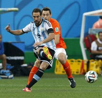 (140709) -- SAO PAULO, July 9, 2014 (Xinhua) -- Argentina s Gonzalo Higuain (front) passes the ball during a semifinal match between Netherlands and Argentina of 2014 FIFA World Cup at the Arena de Sao Paulo Stadium in Sao Paulo, Brazil, on July 9, 2014. (Xinhua Zhou Lei)(pcy) (SP)BRAZIL-SAO PAULO-WORLD CUP 2014-SEMIFINALS-NETHERLANDS VS ARGENTINA 