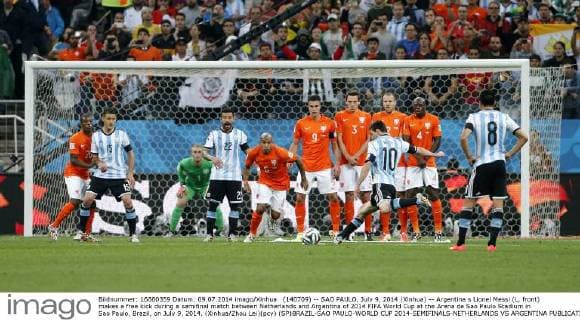 (140709) -- SAO PAULO, July 9, 2014 (Xinhua) -- Argentina s Lionel Messi (L, front) makes a free kick during a semifinal match between Netherlands and Argentina of 2014 FIFA World Cup at the Arena de Sao Paulo Stadium in Sao Paulo, Brazil, on July 9, 2014. (Xinhua Zhou Lei)(pcy) (SP)BRAZIL-SAO PAULO-WORLD CUP 2014-SEMIFINALS-NETHERLANDS VS ARGENTINA 