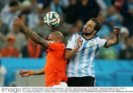 (140709) -- SAO PAULO, July 9, 2014 (Xinhua) -- Netherlands Nigel de Jong competes for a header with Argentina s Gonzalo Higuain during a semifinal match between Netherlands and Argentina of 2014 FIFA World Cup at the Arena de Sao Paulo Stadium in Sao Paulo, Brazil, on July 9, 2014. (Xinhua Xu Zijian)(rh) (SP)BRAZIL-SAO PAULO-WORLD CUP 2014-SEMIFINALS-NETHERLANDS VS ARGENTINA 