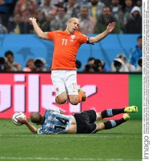 FUSSBALL WM 2014 HALBFINALE Niederlande - Argentinien 09.07.2014 Arjen Robben (Niederlande) ueberfliegt Javier Mascherano (Argentinien)