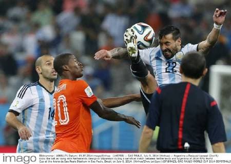 (140709) -- SAO PAULO, July 9, 2014 (Xinhua) -- Argentina s Ezequiel Lavezzi (2nd R) kicks the ball as vying with Netherlands Georginio Wijnaldum during a semifinal match between Netherlands and Argentina of 2014 FIFA World Cup at the Arena de Sao Paulo Stadium in Sao Paulo, Brazil, on July 9, 2014. (Xinhua Zhou Lei)(pcy) (SP)BRAZIL-SAO PAULO-WORLD CUP 2014-SEMIFINALS-NETHERLANDS VS ARGENTINA 