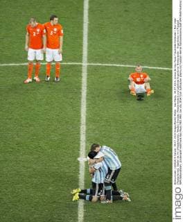 Sao Paolo, 09.07.2014, Arena de Sao Paulo Trauernde Holländer ( Ron Vlaar (Niederlande), Stefan de Vrij (Niederlande), Wesley Sneijder (Niederlande)) und jubelnde Argentinier Niederlande - Argentinien mm