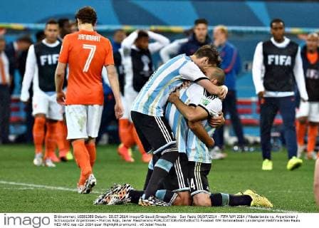San Paolo 09 07 2014 - FIFA WM 2014 Niederlande vs. Argentinien Schlussjubel Argentinien - Marcos Rojo, Javier Mascherano 