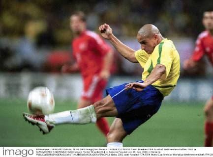 ROBERTO CARLOS Team Brasilien FIFA Fussball Weltmeisterschaften 2002 in JAPAN KOREA HALBFINALE Halbfinalspiel Türkei-Brasilien 0:1 in Saitama Fussball am 26. Juni 2001 in Saitama 