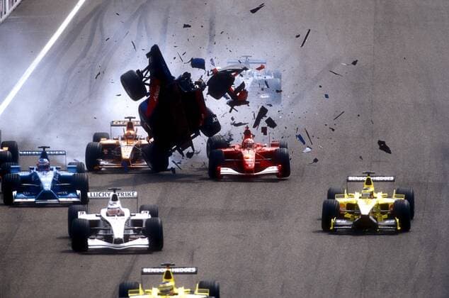 SCHUMACHER Michael Team Scuderia Ferrari mit dem F-2001 Startunfall mit Michael Schumacher verursacht durch Luciano BURTI Prost-Team Grand Prix Formel 1 Grosser Preis von Deutschland 2001 auf dem Hockenheim Ring am 29. Juli 2001 